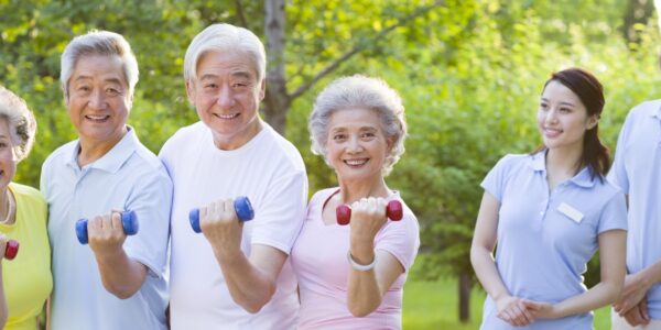Wpływ aktywności fizycznej na zdrowie psychiczne seniorów 51 seniors exercising with dumbbell in nursing home 2024 10 16 11 57 28 utc e1732695363977