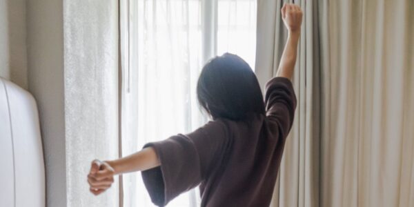 Znaczenie snu dla zdrowia psychicznego - jak poprawić jakość snu 47 woman wakeup sleep 2024 10 14 01 50 32 utc e1732694437881