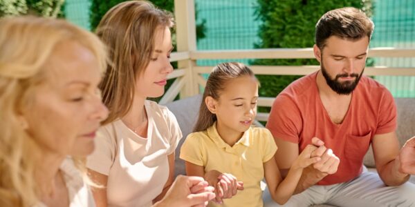 Jak rozmawiać z bliską osobą cierpiącą na depresję? 52 a family sitting with closed eyes and praying toge 2024 10 16 23 03 20 utc e1733308553899