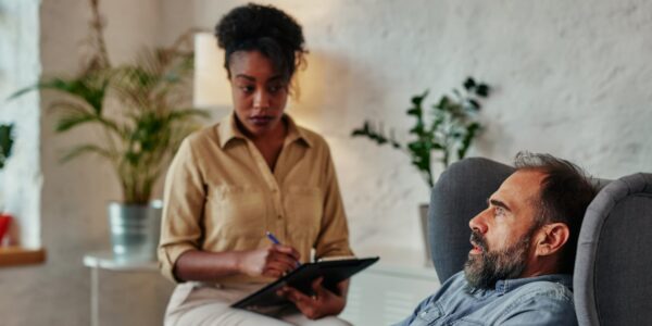 Online vs. tradycyjna terapia – jak porównać skuteczność obu metod? 48 african female therapist listens to mid adult male 2024 10 18 06 30 42 utc e1733308419423