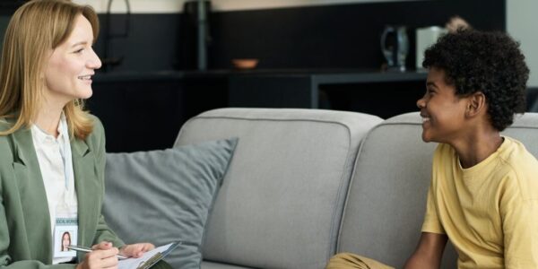 Jakie metody terapeutyczne są najskuteczniejsze w leczeniu depresji u dzieci? 45 smiling therapist engaging with happy young patien 2024 11 29 00 06 12 utc e1733308034521