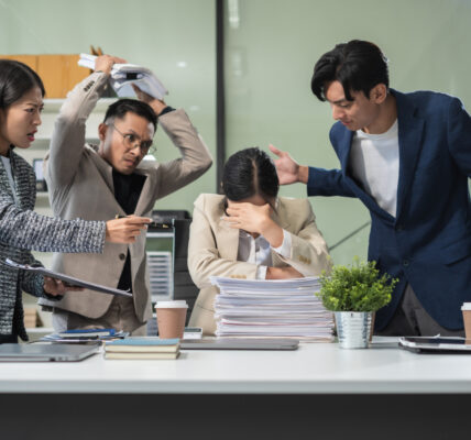 Mobbing i przemoc psychiczna w pracy: jak rozpoznawać, reagować i chronić zdrowie 1 Mobbing i przemoc psychiczna w pracy