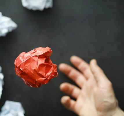 Ruminacje i natłok myśli: skuteczne techniki zatrzymywania zamartwiania 4 Ruminacje i natłok myśli: skuteczne techniki zatrzymywania zamartwiania