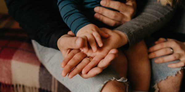 Style przywiązania a relacje rodzinne